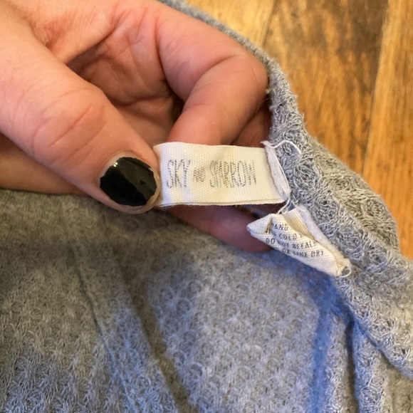 Light gray knit tyed button up sweater - Picture 3 of 5